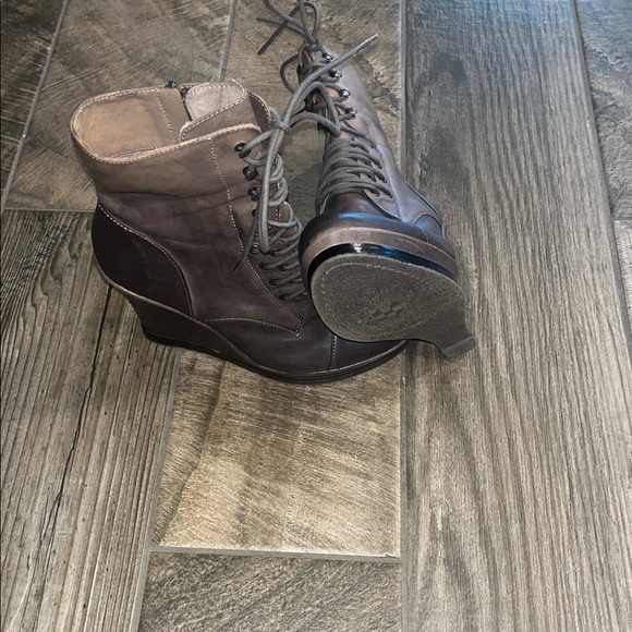 Vince Camuto Brown leather Lace-Up 4.5”Wedge Boots w/ 1” platform. - Picture 7 of 8